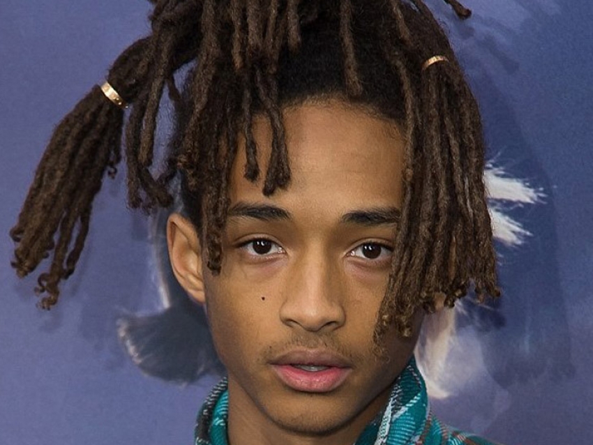 Jaden Smith usa anillos de Cartier en su peinado