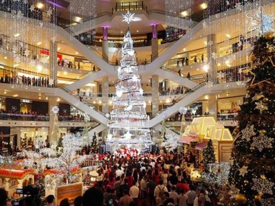 Un lujoso árbol de Navidad con cristales Swarovski