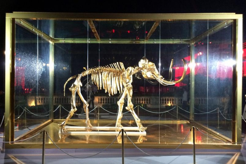 Venden un Mamut de oro hecho por Damien Hirst